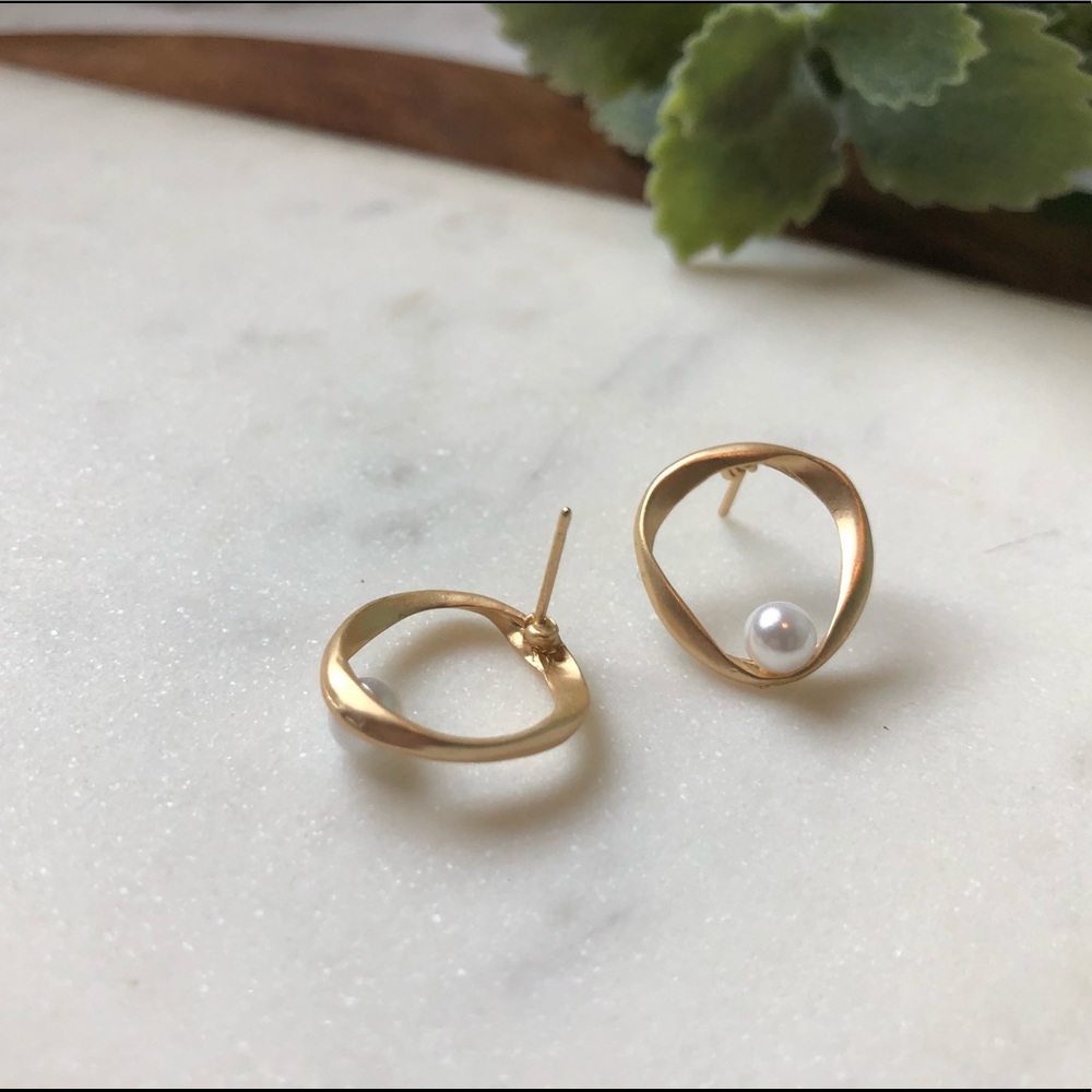 The Iris - Matte Gold Circle Earrings with Pearl - Picture 2 of 5
